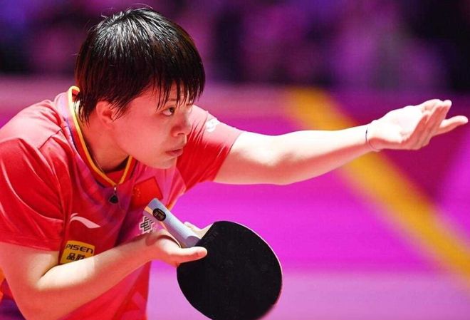 友聚餐时看 友聚餐时看